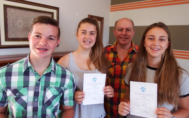 Die talentvolle musiekleerders, met vlnr Tiaan Boshoff, Janika van Niekerk, Pieter van der Merwe (dosent) en Zulene van Niekerk   